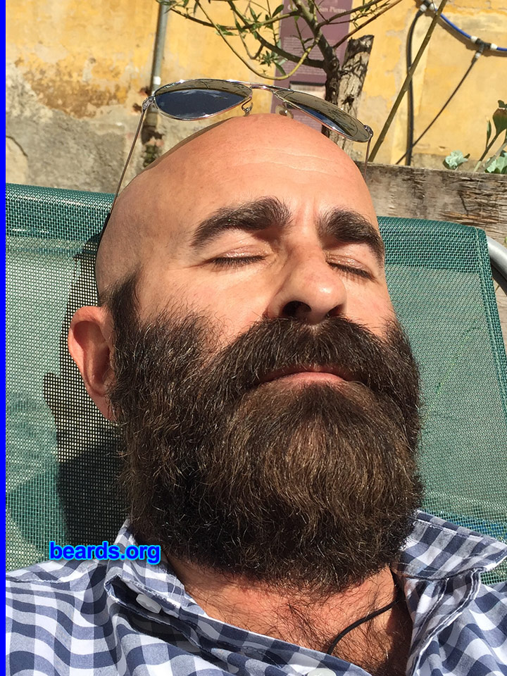 Tiziano
[b]Go to [url=http://www.beards.org/beard048.php]Tiziano's beard feature[/url][/b].
Keywords: b048.002 full_beard