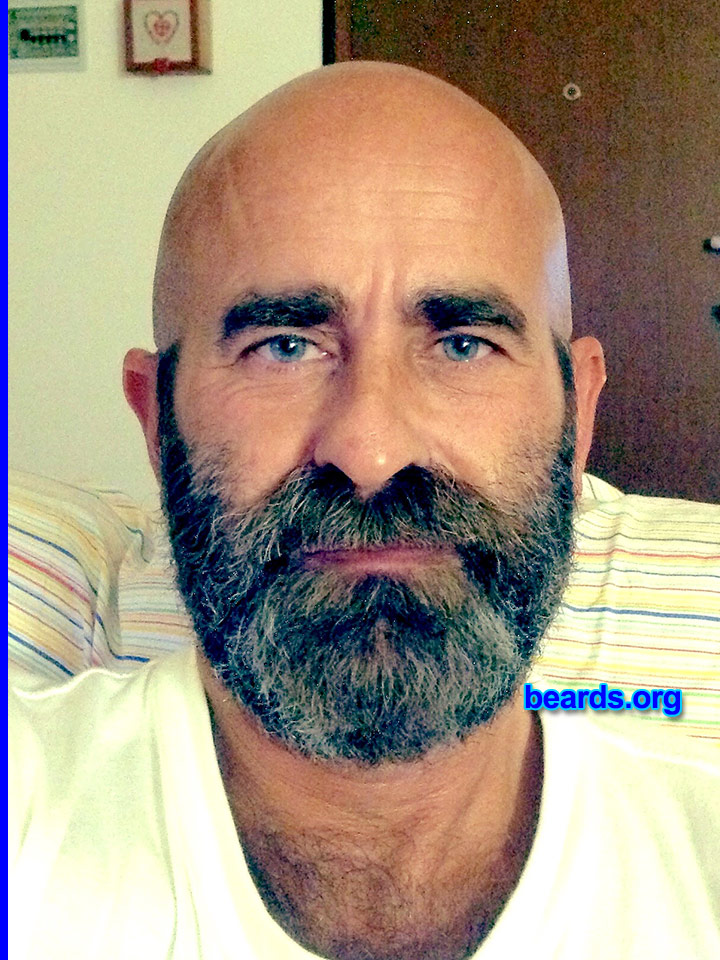 Tiziano
[b]Go to [url=http://www.beards.org/beard048.php]Tiziano's beard feature[/url][/b].
Keywords: b048.002 full_beard