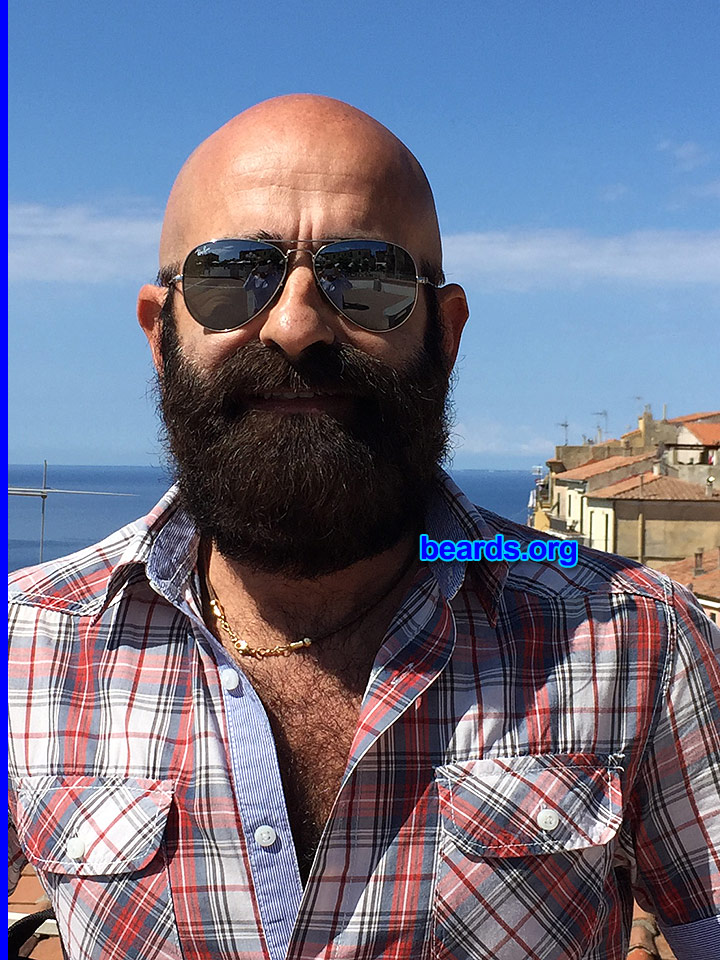 Tiziano
[b]Go to [url=http://www.beards.org/beard048.php]Tiziano's beard feature[/url][/b].
Keywords: b048.003 full_beard