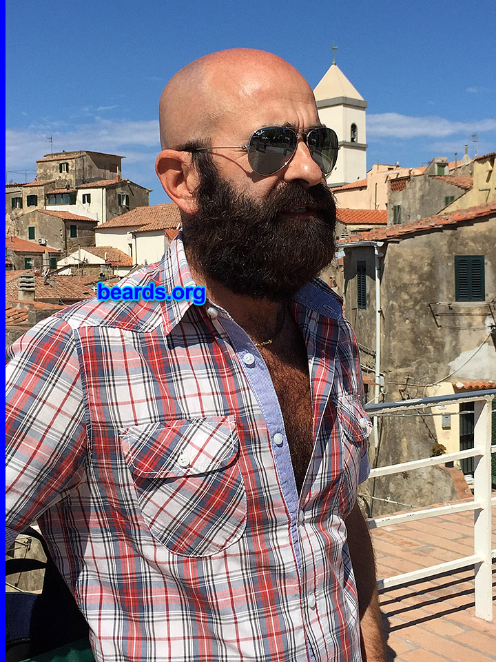 Tiziano
[b]Go to [url=http://www.beards.org/beard048.php]Tiziano's beard feature[/url][/b].
Keywords: b048.003 full_beard
