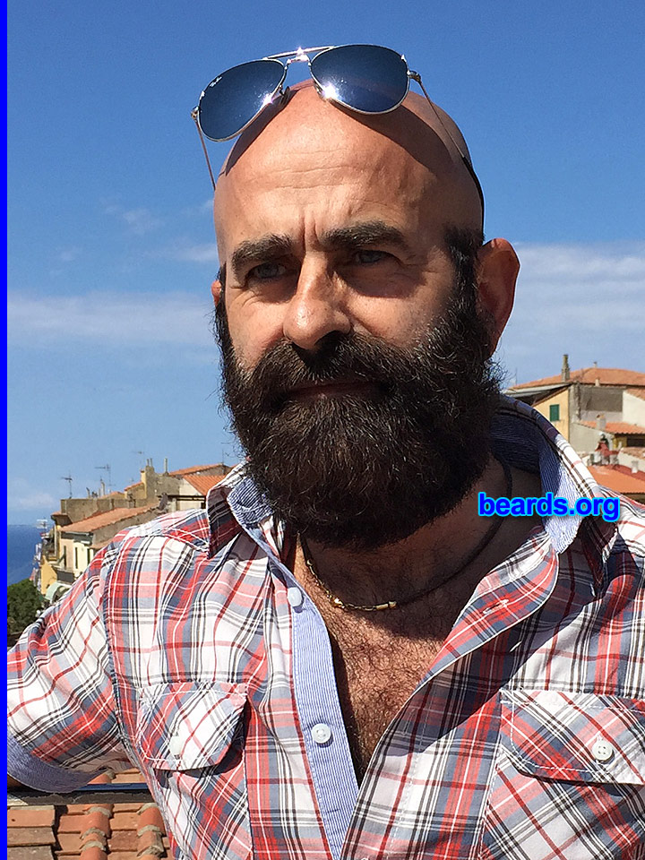Tiziano
[b]Go to [url=http://www.beards.org/beard048.php]Tiziano's beard feature[/url][/b].
Keywords: b048.003 full_beard