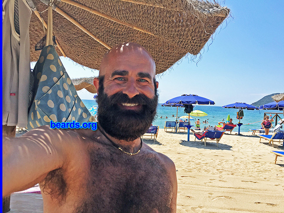 Tiziano
Beard at the beach: Tiziano on vacation.
[b]Go to [url=http://www.beards.org/beard048.php]Tiziano's beard feature[/url][/b].
Keywords: b048.003 full_beard