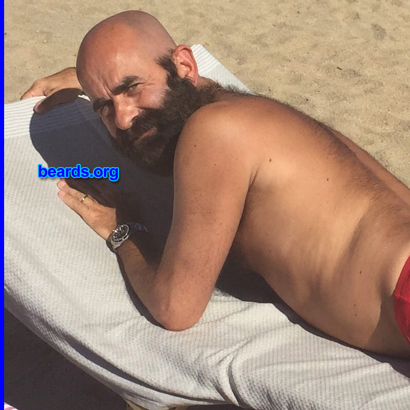 Tiziano
Beard at the beach: Tiziano on vacation.
[b]Go to [url=http://www.beards.org/beard048.php]Tiziano's beard feature[/url][/b].
Keywords: b048.003 full_beard