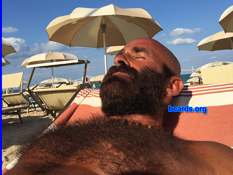 Tiziano
[b]Go to [url=http://www.beards.org/beard048.php]Tiziano's beard feature[/url][/b].
Keywords: b048.004 full_beard