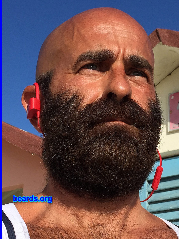 Tiziano
[b]Go to [url=http://www.beards.org/beard048.php]Tiziano's beard feature[/url][/b].
Keywords: b048.004 full_beard