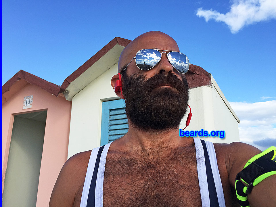 Tiziano
[b]Go to [url=http://www.beards.org/beard048.php]Tiziano's beard feature[/url][/b].
Keywords: b048.004 full_beard