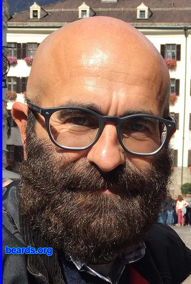Tiziano
[b]Go to [url=http://www.beards.org/beard048.php]Tiziano's beard feature[/url][/b].
Keywords: b048.005 full_beard