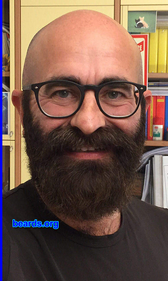 Tiziano
[b]Go to [url=http://www.beards.org/beard048.php]Tiziano's beard feature[/url][/b].
Keywords: b048.005 full_beard