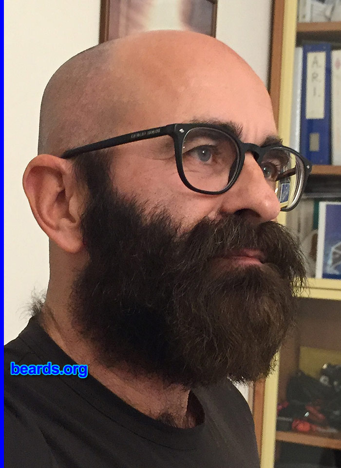 Tiziano
[b]Go to [url=http://www.beards.org/beard048.php]Tiziano's beard feature[/url][/b].
Keywords: b048.005 full_beard