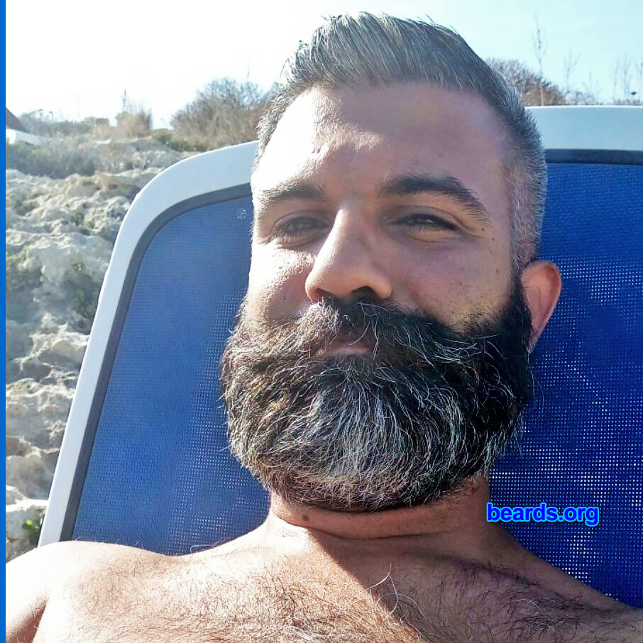 Jimmy
[b]Go to [url=https://www.beards.org/beard053.php]Jimmy's beard feature[/url][/b].
Keywords: b053.001 full_beard