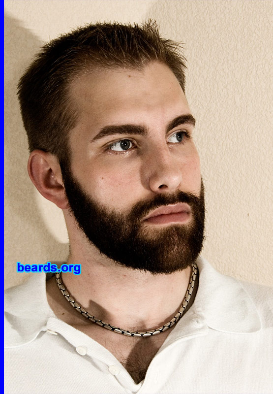 Garrett
[b]Go to [url=http://www.beards.org/beard06.php]Garrett's beard feature[/url][/b].
Keywords: full_beard